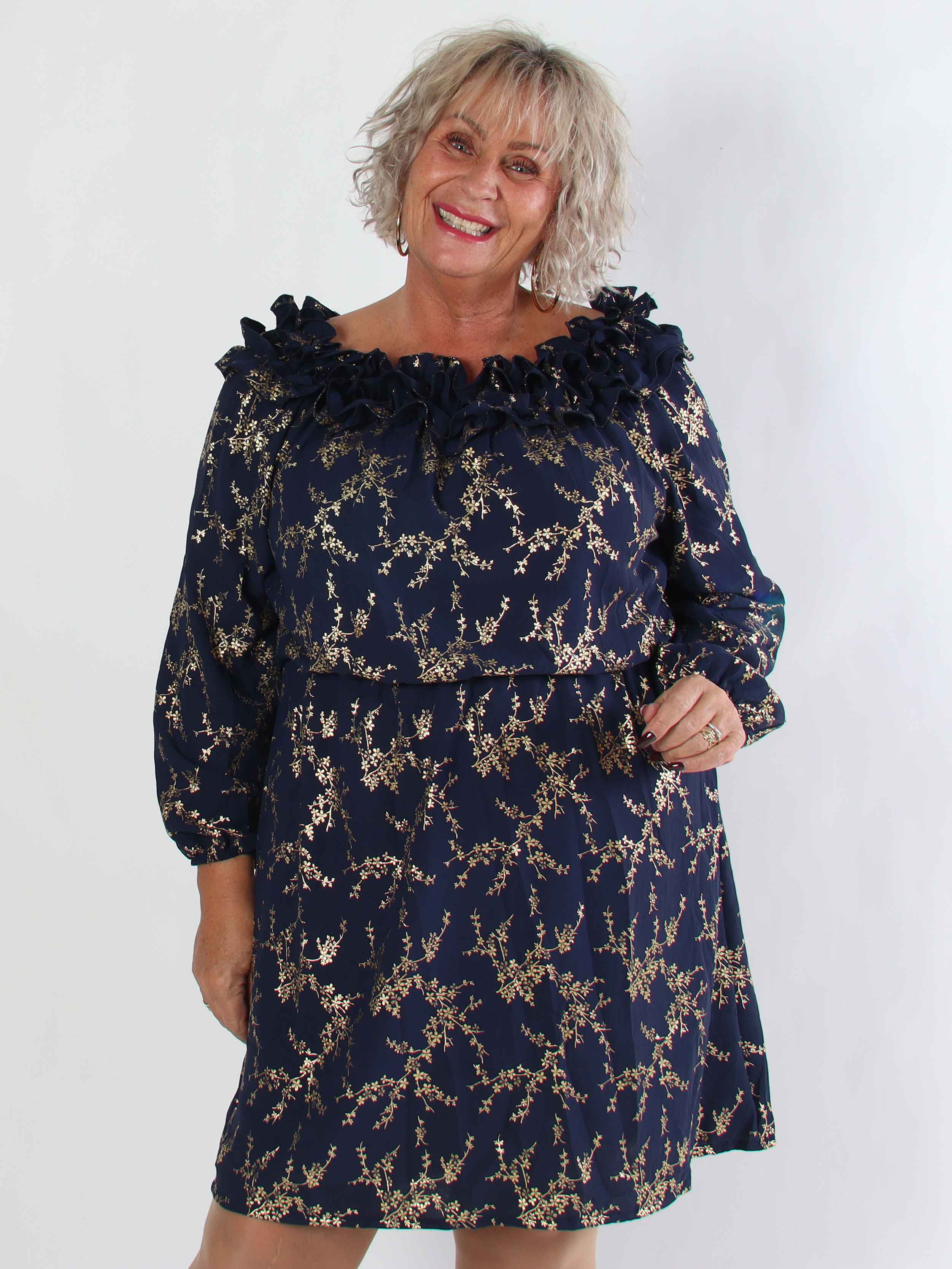 Chili Gold Fitted Dress - Plus size kjole i guld print med flæsekant og elastik i taljen